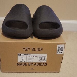 Sz 5 Adidas YEEZY slides Onyx With Box